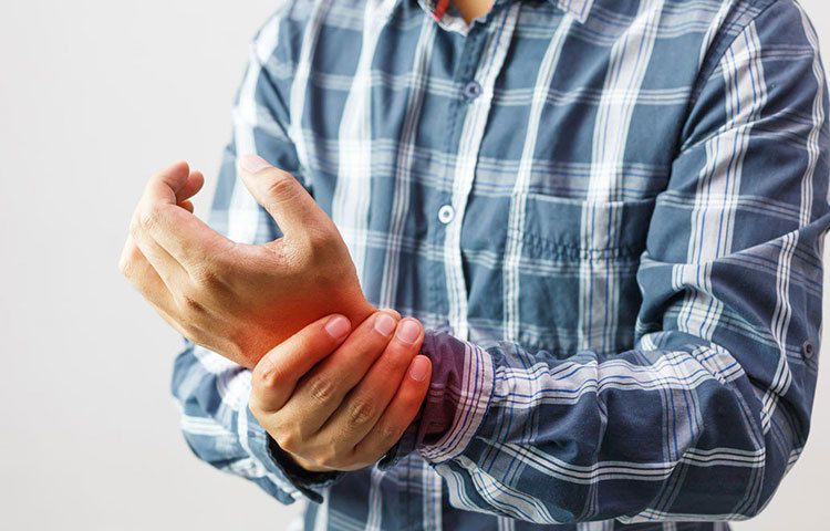 আর্থারাইটিস বা বাতের ব্যথায় যারা ভোগেন তারা আম এড়িয়ে চলুন। আম খেলে এই ধরনের ব্যথা বাড়ার আশঙ্কা বেড়ে যায়। একান্তই আম খেতে চাইলে চিকিৎসকদের পরামর্শ নিন।