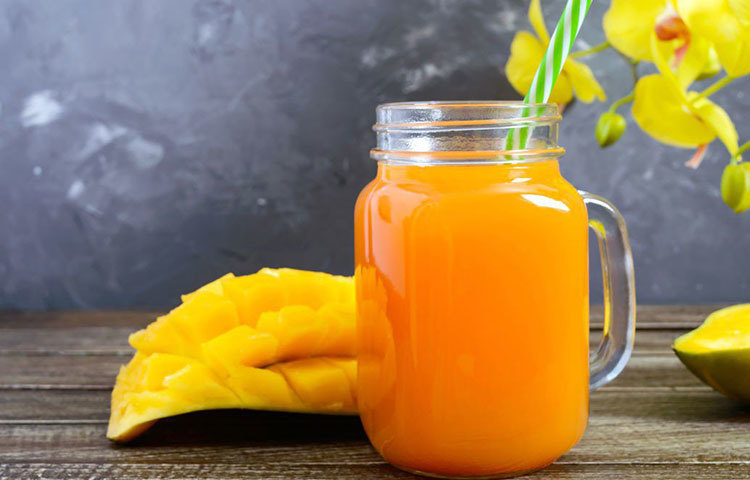 অনেকে আম চিবিয়ে না খেয়ে আমের জুস করে খান। কিন্তু এতে আমের মধ্যে অবস্থিত ফাইবারগুলো নষ্ট হয়ে যায়। ফলে সেই ফাইবারের গুণাগুণ শরীরে কাজে লাগে না। উল্টে পেটের সমস্যা বেড়ে যাওয়ার আশঙ্কা থাকে।