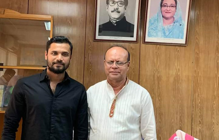 ছবিতে দেখা যায়, মাশরাফি বিন মর্তুজা স্থানীয় সরকার, সমবায় ও পল্লী উন্নয়ন প্রতিমন্ত্রী স্বপন ভট্টাচার্য্যর সঙ্গে সাক্ষাৎ করছেন।