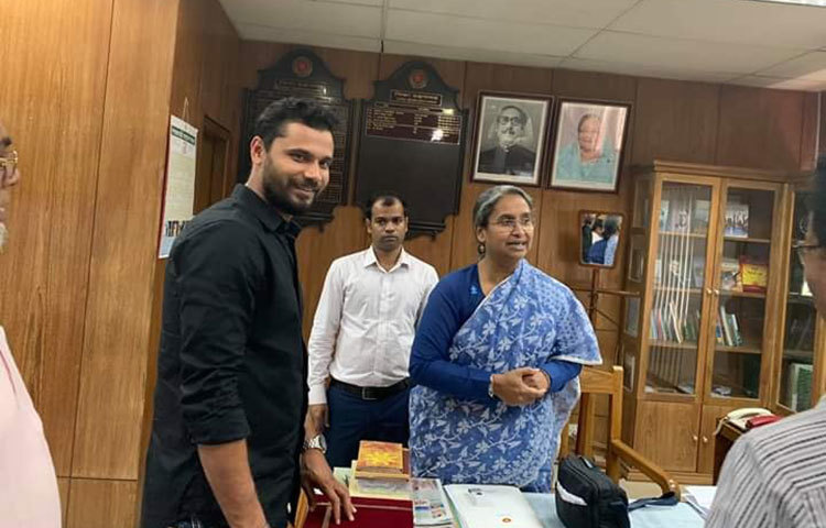 ফেসবুকে এমন ছবি পোস্ট করা হলে মাশরাফিকে অভিনন্দন জানান অনেকে।