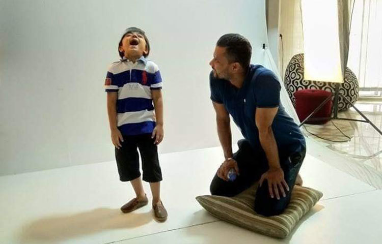 চুক্তির নিয়ম অনুযায়ী প্রাণ ড্রিংকিং ওয়াটারের নতুন বিজ্ঞাপনে অংশ নিয়েছিলেন মাশরাফি। যেখানে ফটোশুটেও অংশ নিতে হয় বাংলাদেশ দলের অভিজ্ঞ এই ক্রিকেটারকে। ফটোশুটে একজন শিশু মডেলের সঙ্গে বিভিন্ন পোজে ছবি তুলতে দেখা গেছে মাশরাফিকে।