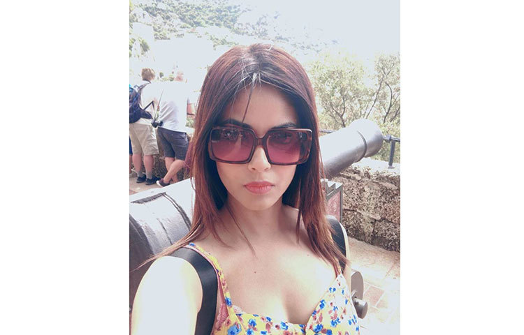 মিরার চলচ্চিত্রে অভিষেক ২০০৫ সালে তামিল ছবি ‘আনবে আরুইরে’-তে অভিনয়ের মধ্য দিয়ে।