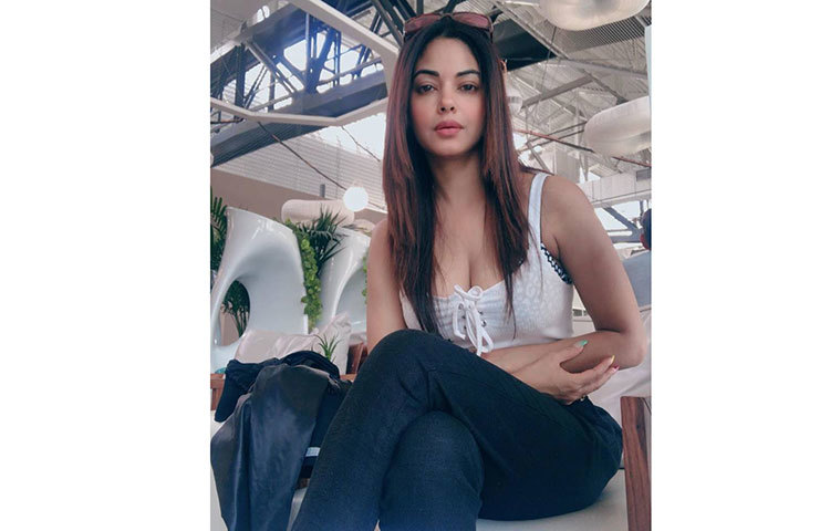 চোপড়া পরিবারের চার বোনের মধ্যে বয়সের দিক থেকে প্রিয়াঙ্কার পরেই রয়েছেন মিরা।