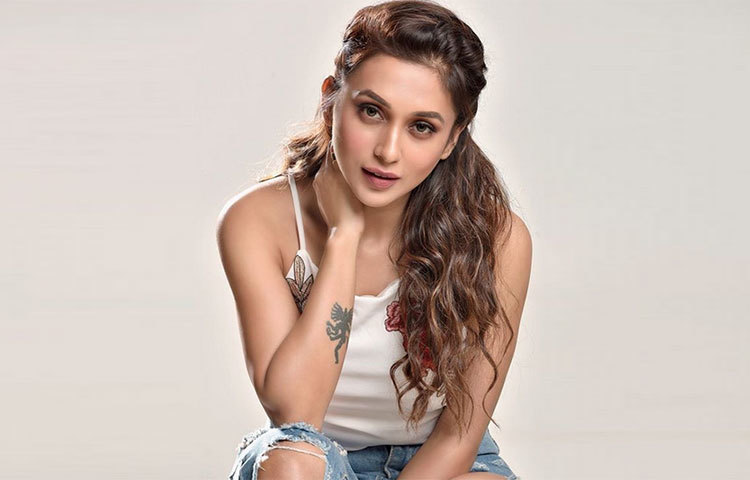 নির্বাচনের এই আমেজের মাঝেই গানটি ইউটিউবে মুক্তির পরপর বেশ ভাইরাল হয়।