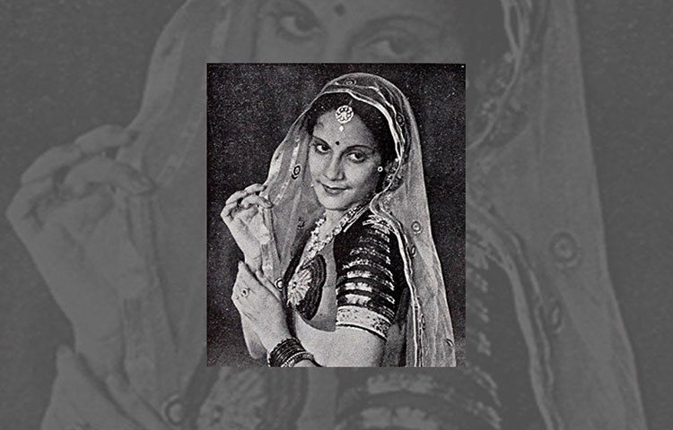 জন্ম হয়েছিল কলকাতার এক বাগদাদি ইহুদি পরিবারে। কিন্তু রক্ষণশীল পরিবারে জন্ম নেয়ায় নিজেকে মেলে ধরার সুযোগ ছিল না তার। ইচ্ছা ছিল প্রচুর। মাত্র ১৭ বছরেই বাড়ি ছাড়েন তিনি।