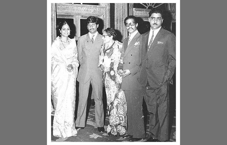 পাড়ি দেন মুম্বই। সেখানে পারস্যের একটি ভ্রাম্যমান থিয়েটার দলের সঙ্গে যুক্ত হন। তার কাজ ছিল প্রোজেক্টর পরিবর্তনের মাঝে ১৫ মিনিটের নাচের অনুষ্ঠানের মধ্য দিয়ে দর্শকের মনোরঞ্জন করা।