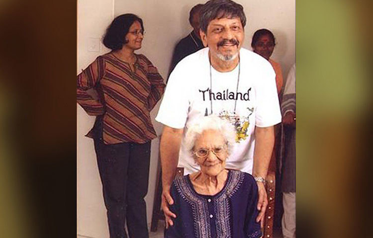 তার ছোট ছেলে হায়দার আলিও লেখক। বিখ্যাত সিনেমা ‘ যোধা আকবর’-এর চিত্রনাট্য তারই লেখা।