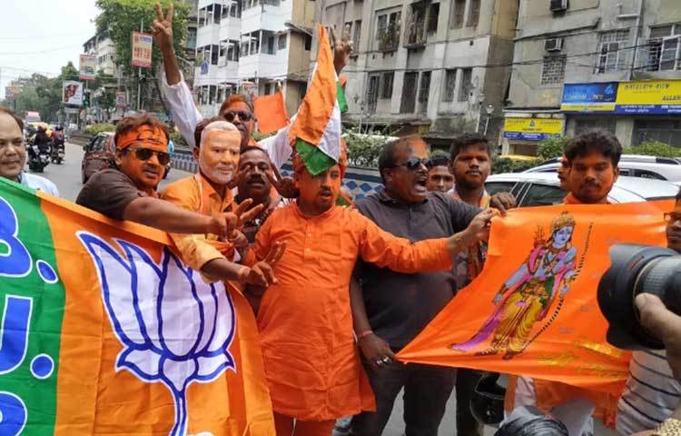 ভারত জুড়ে ইতিমধ্যেই গেরুয়া ঝড়। রাজপথে সেলিব্রেশনে মাতল বিজেপি কর্মী সমর্থকরা।