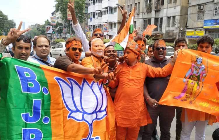 গণনা চলছে। ইঙ্গিত মিলেছে ইতিমধ্যেই। মোদি-শাহদের হাসিও চওড়া হয়েছে ক্রমশ।