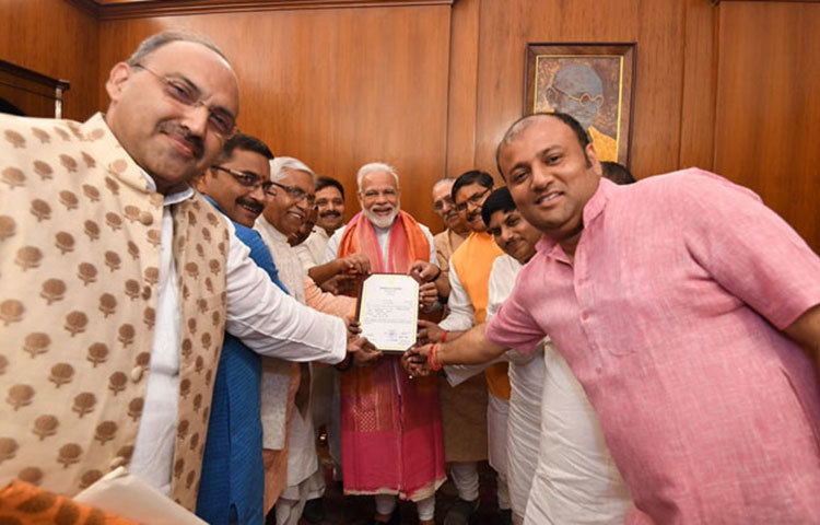 মোদির ভোটের জয়ের প্রশংসাপত্র নির্বাচন কমিশনের কাছ থেকে সংগ্রহ, তা শুক্রবার নয়াদিল্লিতে পৌঁছে দেন বিজেপির কর্মকর্তারা। কর্মকর্তাদের হাত থেকে প্রশংসাপত্র নেওয়ার সেই ছবি মোদি পোস্ট করেছেন সোশ্যাল মিডিয়ায়।