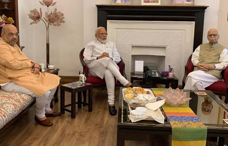 এছাড়া দিন দেখা করেন লালকৃষ্ণ আদবাণীর সঙ্গে। বিজেপির প্রতিষ্ঠাতা সদস্য এই বর্ষীয়ান নেতার আশীর্বাদ নেন। আদবাণী অবশ্য বৃহস্পতিবারই মোদিকে জয়ের শুভেচ্ছা জানিয়েছিলেন।