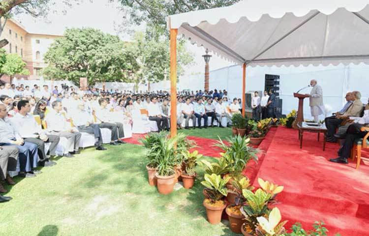 এরপর প্রধানমন্ত্রী দেখা করেন তার দফতরের কর্মচারী ও তাদের পরিবারের সদস্যদের সঙ্গে। প্রধানমন্ত্রীর দফতরের কর্মচারীরা গত পাঁচ বছর ধরে যেভাবে নিরলস পরিশ্রম করেছেন, তার জন্য মোদি তাদের ধন্যবাদ দেন। কৃতজ্ঞতা জানান ওই কর্মচারীদের পরিবারের সদস্যদেরও।