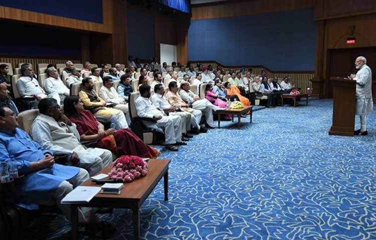 এরপর শুক্রবার বিকেলে প্রধানমন্ত্রী যোগদেন ষোড়শ লোকসভার শেষ ক্যাবিনেট মিটিংয়ে। মন্ত্রিসভার ওই বৈঠকে এই লোকসভা ভেঙে দেওয়ার প্রস্তাব পাস হয়।