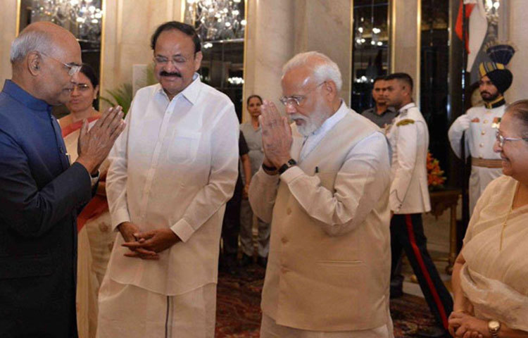 তারপর মোদি চলে যান রাষ্ট্রপতি ভবনে। সেখানে তার সঙ্গে ছিলেন কেন্দ্রীয় মন্ত্রিসভার অন্য সদস্যরা। রাষ্ট্রপতির কাছে প্রধানমন্ত্রী পদত্যাগ করেন। লোকসভা ভেঙে দেওয়ার পাস প্রস্তাবও পেশ করেন।