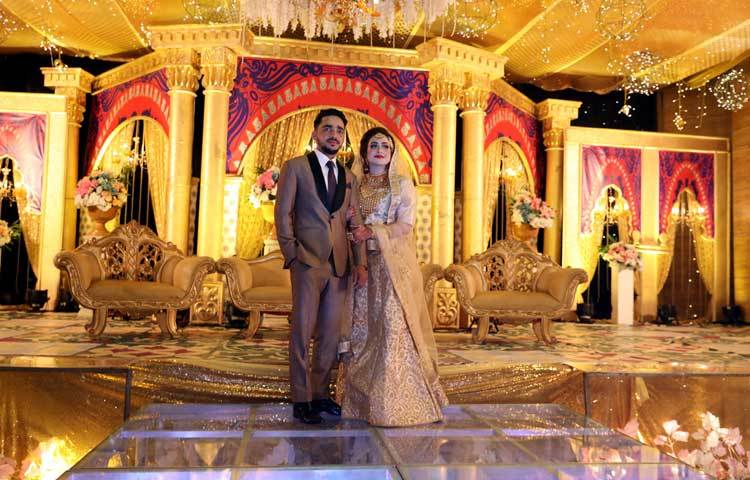 জাতীয় দলের তারকা টেস্ট ব্যাটসম্যান মুমিনুল হকের বিয়ে ও বিবাহত্তোর সংবর্ধনা হয়ে গেল। শুক্রবার মিরপুরের ডিওএইচএস’র একটি কমিউনিটি সেন্টারে হয় এই অনুষ্ঠান।