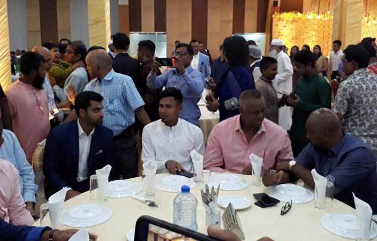 মুমিনুলের বিয়েতে এসেছিলেন সতীর্থরা।