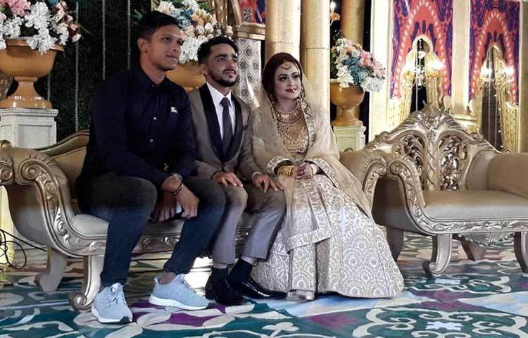 মুমিনুলের বিয়ের মঞ্চ সাজানো থেকে শুরু করে সবকিছুতেই ছিল রুচিশীলতার ছোঁয়া।