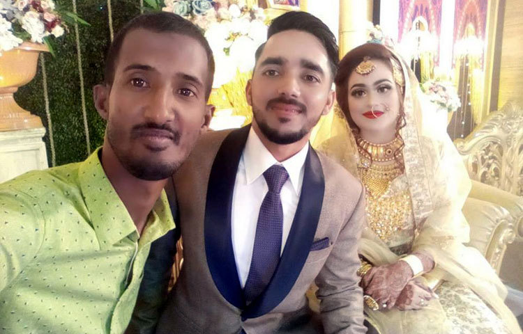 বিয়ের আসরে মুমিনুল ও তার স্ত্রী সেলফি বন্দি।