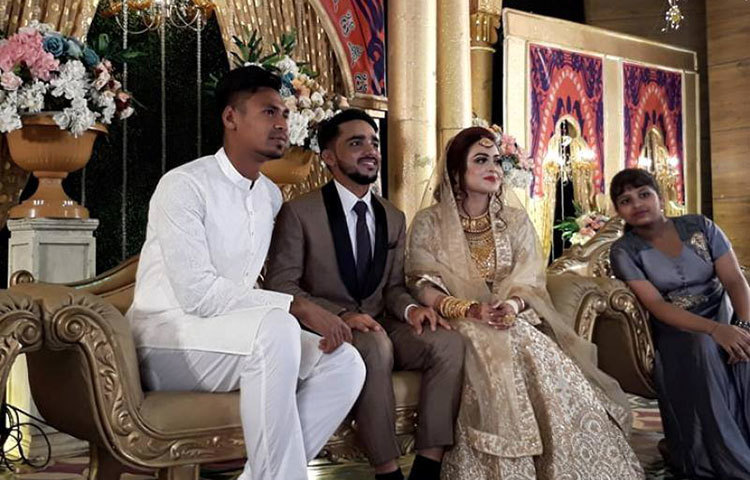 মুমিনুল ও তার স্ত্রীকে লাগছিলও দারুণ। ফটোগ্রাফি হয়েছে, খাওয়া-দাওয়া, উৎসব কোনো কিছুরই কমতি ছিল না।