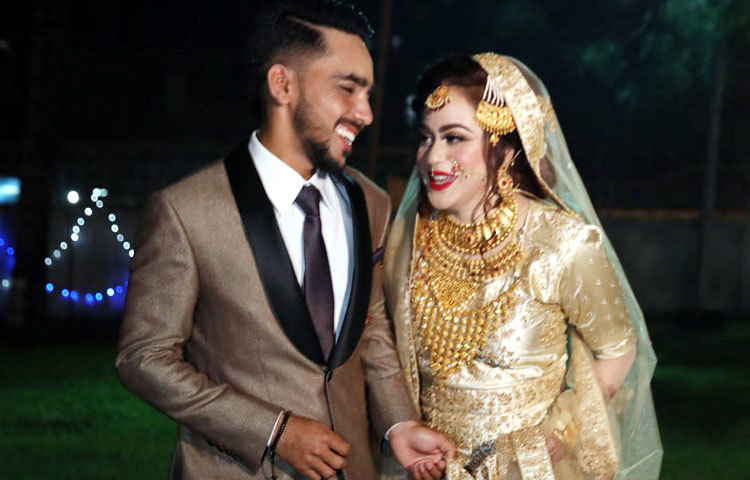 এর আগে গত বুধবার বেশ বড়সড় আয়োজনে মুমিনুলের গায়ে হলুদের অনুষ্ঠান হয়। যেখানে একত্রে নেচে সামাজিক যোগাযোগ মাধ্যমে ভাইরাল হয়েছেন মুমিনুল ও তার স্ত্রী।