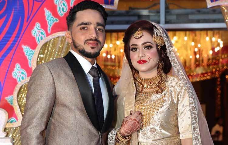 ২৭ বছর বয়সী মুমিনুলের স্ত্রীর নাম ফারিহা বাশার। তিনি বাংলাদেশ ইউনিভার্সিটি অব প্রফেশনালসে (বিইউপি) ম্যানেজমেন্টে অনার্স করছেন। গত বছর পারিবারিকভাবে ফারিহার সাথে বাগদান হয় মুমিনুলের।