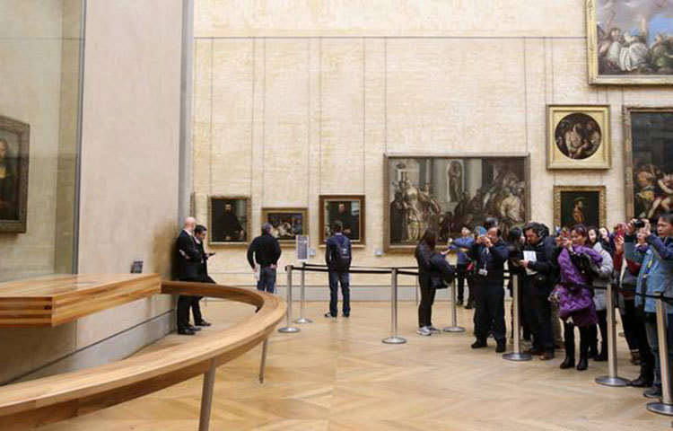 আক্রমণের লক্ষ্য: মোনালিসাকে নিয়ে অনেকে অনেক ধরনের অনুভূতি প্রকাশ করে থাকেন, যার সবই কিন্তু ইতিবাচক নয়। ১৯৫৬ সালে এই ছবির ওপর ভাঙচুরের দুটি ঘটনা ঘটে। একজন তো ছবিটির ওপর অ্যাসিড ছুঁড়ে মারে। ফলে বেশ ক্ষতিগ্রস্ত হয় চিত্রকর্মটি। এরপর এক বলিভিয়ান পর্যটক এর ওপর পাথর ছোঁড়ে। তারপর থেকে, মোনালিসাকে বুলেট প্রুফ কাঁচের ভেতরে সুরক্ষিত রাখা হয়।