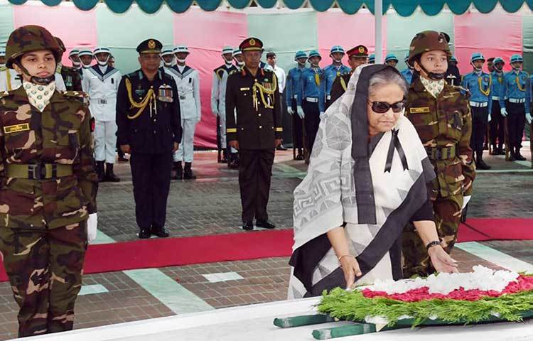 টুঙ্গিপাড়ায় বঙ্গবন্ধুর সমাধিতে শ্রদ্ধা নিবেদন করছেন প্রধানমন্ত্রী শেখ হাসিনা। বৃহস্পতিবার (১৫ আগস্ট) সকাল ১০টা ৫ মিনিটে বঙ্গবন্ধুর সমাধিসৌধে পুষ্পস্তবক অর্পণ করে জাতির পিতার স্মৃতির প্রতি এ শ্রদ্ধা জানান তিনি।