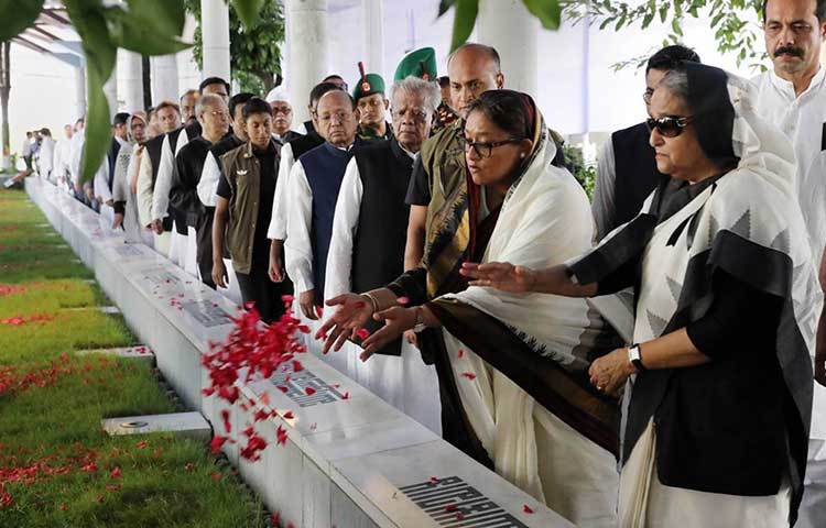 রাজধানীর বনানীর গোরস্তানে ১৫ আগস্ট শাহাদাতবরণকারী জাতির পিতার পরিবারের সদস্যদের সমাধিতে ফুলের পাপরি ছিটিয়ে দিচ্ছেন প্রধানমন্ত্রী শেখ হাসিনা।