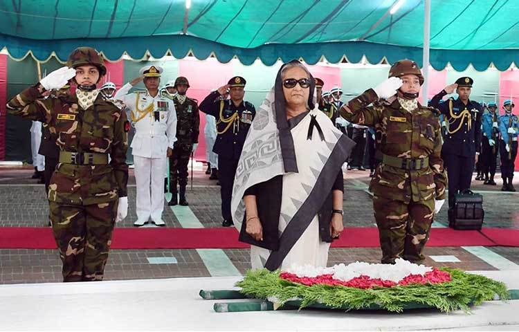 প্রধানমন্ত্রী শেখ হাসিনা টুঙ্গিপাড়ায় জাতির পিতার সমাধিতে শ্রদ্ধা নিবেদন করে কিছুক্ষণ নিরবে দাঁড়িয়ে থাকেন।