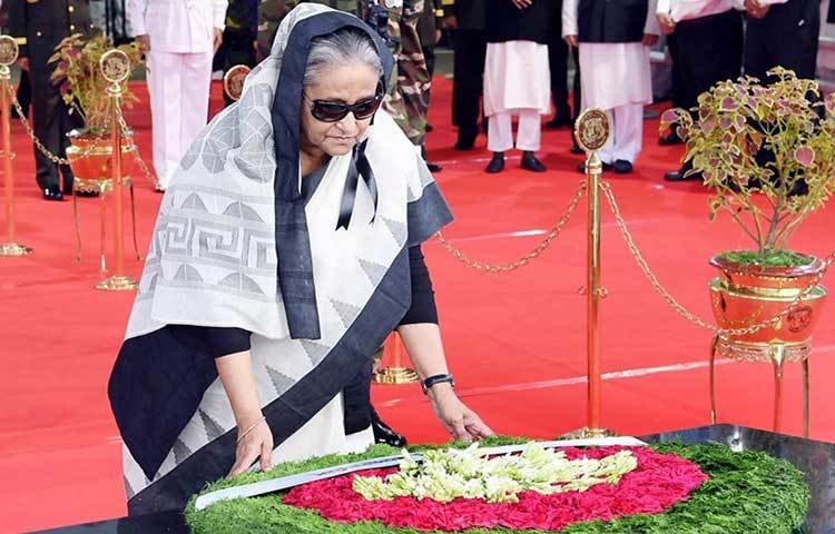 প্রধানমন্ত্রী শেখ হাসিনা রাজধানীর ধানমন্ডি ৩২ নম্বরে জাতির পিতার প্রতিকৃতিতে শ্রদ্ধা নিবেদন করছেন।