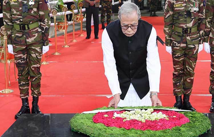 রাজধানীর ধানমন্ডির ৩২ নম্বরে জাতির পিতার প্রতিকৃতিতে শ্রদ্ধা নিবেদন করছেন রাষ্ট্রপতি মো. আবদুল হামিদ।