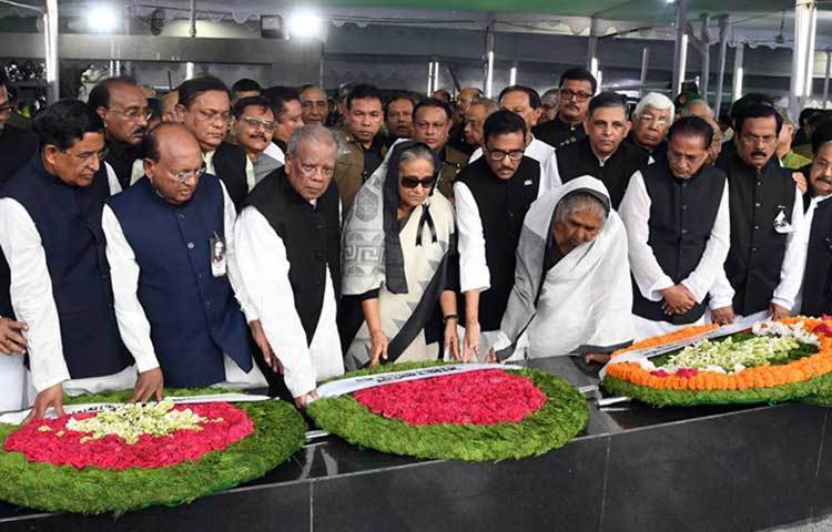 বাংলাদেশ আওয়ামী লীগের নেতাদের নিয়ে ধানমন্ডির জাতির পিতার প্রতিকৃতিতে শ্রদ্ধা নিবেদন করছেন আওয়ামীলীগের সভাপতি ও প্রধানমন্ত্রী শেখ হাসিনা।