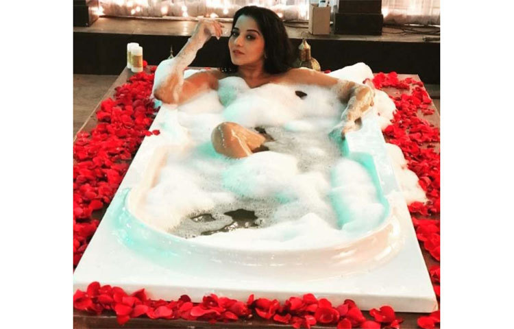 বিভিন্ন সময়ে সুইমিংপুলে দেখা যায় এই নায়িকাকে।