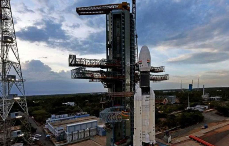 সোমবার ভোর রাতে আরও একবার চাঁদে পৌঁছনোর চেষ্টা করেছিল ভারত। কিন্তু জ্বালানি ‘লিক’ করায় ইসরোর চন্দ্রযান ২-এর উৎক্ষেপণ স্থগিত রাখা হয়।