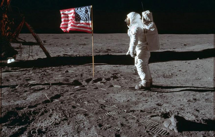 এডউইন অলড্রিন ও মার্কিন পতাকা চাঁদের মাটিতে।