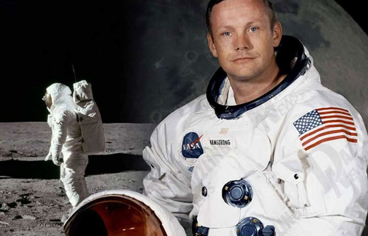 তিনজন মার্কিন মহাকাশচারী সে দিন চাঁদের উদ্দেশে রওনা হয়েছিলেন। নীল আর্মস্ট্রং, এডুইন (বাজ) অলড্রিন এবং মাইকেল কলিনস। চাঁদের মাটিতে পা রেখে বদলে দিয়েছিলেন মানবসভ্যতার ইতিহাস।