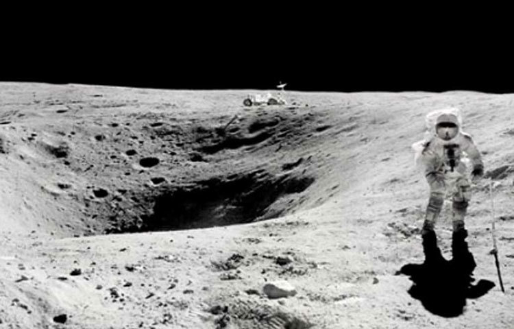 ১৬ জুলাই রওনা দিয়েছিলেন তারা। চাঁদের মাটিতে পৌঁছতে তাদের সময় লেগেছিল ৪ দিন। অর্থাৎ ২০ জুলাই চাঁদের কক্ষপথে প্রদক্ষিণের পর চাঁদের মাটিতে নামেন তিন মহাকাশচারী।