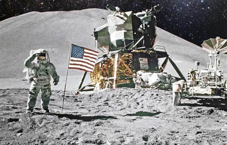 সেদিন চাঁদের মাটিতে প্রথম পা রাখেন মার্কিন মহাকাশচারী নীল আর্মস্ট্রং। তারপরে নামেন এডুইন অলড্রিন। সব শেষে নামেন পাইলট মাইকেল কলিনস। চাঁদে মানুষের সেই প্রথম পদার্পণের ঘটনা বিশ্বজুড়ে টেলিভিশনে সরাসরি সম্প্রচার করা হয়েছিল সেদিন।