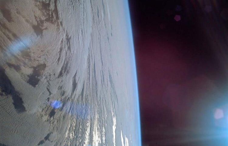 চাঁদ থেকে কেমন দেখতে পৃথিবী? অ্যাপোলো ১১ অভিযানে তোলা ছবি।