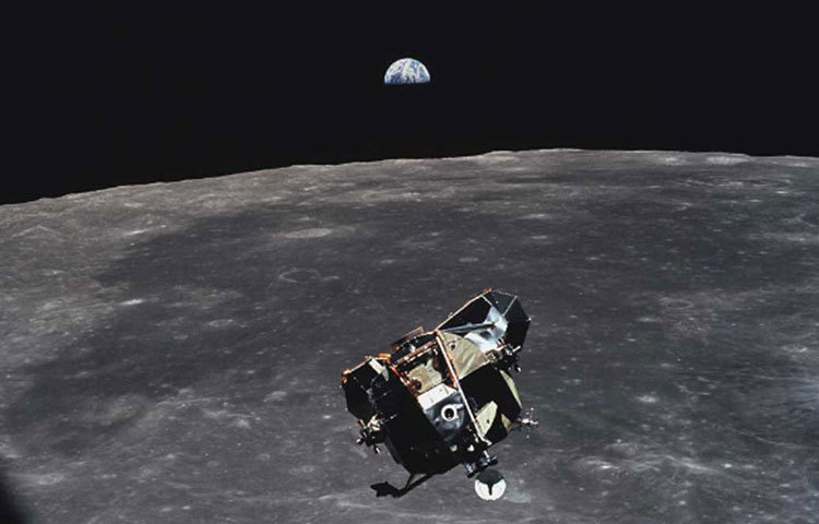 একটি ব্যাগে নমুনা হিসেবে ২১.৫ কিলোগ্রাম চাঁদের মাটি এবং পাথর ভরে ফিরে এসেছিলেন তিন মহাকাশচারী। পরে জানা গিয়েছিল, সেই ব্যাগটি হারিয়ে ফেলেছিল নাসা। তবে ২০১৩ সালে সেটির খোঁজ মেলে।