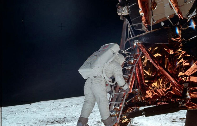 লুনার মডিউল থেকে সিঁড়ি বেয়ে নামছেন অলড্রিন।