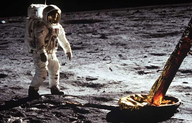 ২০১২ সালে মাত্র ৯৯৫ ডলারের বিনিময়ে এক ব্যক্তিকে ওই ব্যাগটি বিক্রি করে দিয়েছিল মার্কিন মার্শাল বিভাগ।