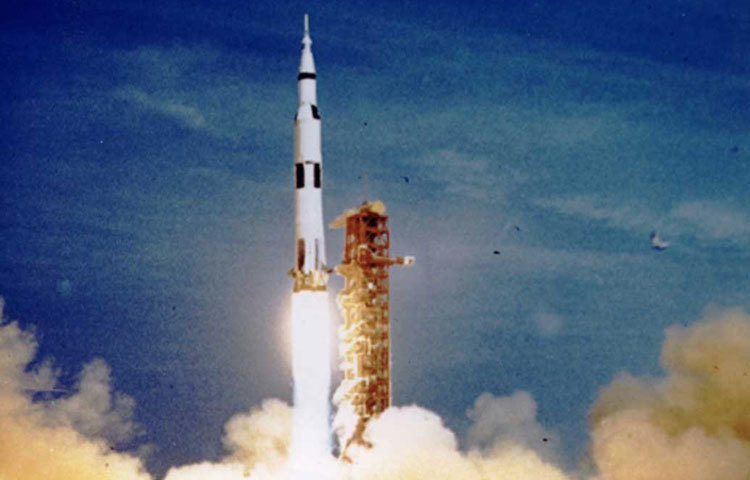 যে রকেটে চেপে উড়ে ছিল অ্যাপোলো ১১, তার উচ্চতা ছিল ৩৬৪ ফুট। ওজন ছিল ২ লাখ ৩৯ হাজার ৭২৫ কিলোগ্রাম। আর অ্যাপোলো ১১-র ওজন ছিল ৪৫ হাজার ৭০২ কিলোগ্রাম।