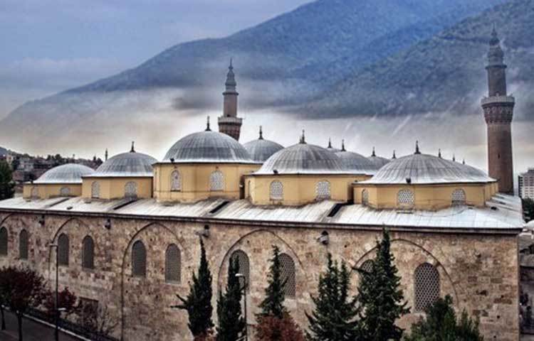 ১৩৩৫ খ্রিস্টাব্দে সুউচ্চ উলুড্যাগ পাহাড়ের পাদদেশে অবস্থিত এ বুরসা শহরটি অটোমান রাজ্যের প্রথম প্রধান ও দ্বিতীয় সামগ্রিক রাজধানী ছিল। এটি বুরসার সবচেয়ে বড় ও প্রাচীন মসজিদ।