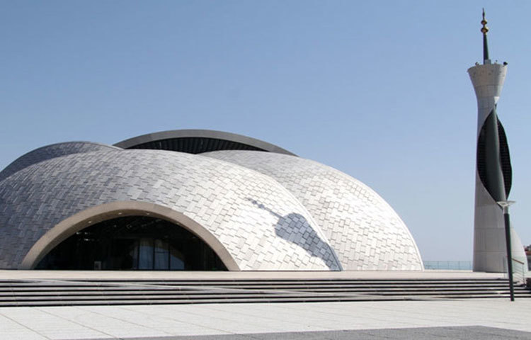 ক্রোয়েশিয়ার ব্যয়বহুল শহরে রিজেকা ইসলামিক সেন্টার ও মসজিদটি অবস্থিত। ক্রোয়েশিয়ার বিখ্যাত ভাস্কর শিল্পী দুশান ডিজামুঞ্জাকে দিয়ে এ ইসলামিক সেন্টার ও মসজিদটির ডিজাইন করা হয়েছিল। তিনি অতি সুন্দর একটি ক্ষুদ্র মডেল তৈরি করেছিলেন।