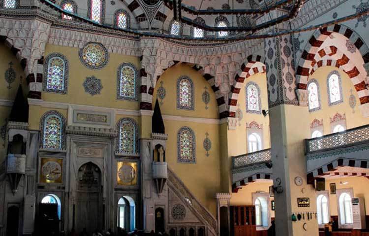 ২০ গম্বুজ ও ২ মিনার বিশিষ্ট ১৪তম শতাব্দীর প্রাচীন উপাসনালয় উলা কেমি মসজিদ। মসজিদটি সেলজুক স্থাপত্য শিল্পের আদলে অটোমান সুলতান বায়েজিদ কর্তৃক ১৩৯৬ থেকে ১৩৯৯ সালের মধ্যে নির্মিত হয়। সে হিসেবে মসজিদটি ৬১৯ বছরের ঐতিহ্য সমহিমায় ধারণ করে আছে।