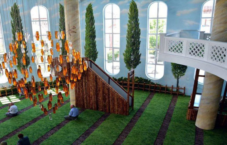 এ মসজিদটিকে নির্মাণে স্থানীয় লোকেরা তার ভেতরের ছাদকে আকাশের অবয়বে অংকন করেছেন। মসজিদের ফ্লোর বা মেজে’তে স্থাপন করেছেন দেখতে ঘাসের মতো কার্পেটে।