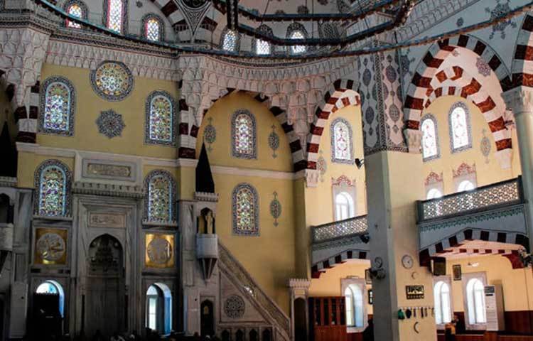 ২০ গম্বুজ ও ২ মিনার বিশিষ্ট ১৪তম শতাব্দীর প্রাচীন উপাসনালয় উলা কেমি মসজিদ। মসজিদটি সেলজুক স্থাপত্য শিল্পের আদলে অটোমান সুলতান বায়েজিদ কর্তৃক ১৩৯৬ থেকে ১৩৯৯ সনের মধ্যে নির্মিত হয়। সে হিসেবে মসজিদটি ৬১৯ বছরের ঐতিহ্য সমহিমায় ধারণ করে আছে।