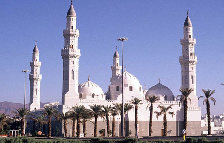 মসজিদে কুবা: মদিনা আগমন করে প্রিয়নবি সর্ব প্রথম যে স্থানে নামাজ আদায় করেন। তার নাম কুবা। পরবর্তীতে এ স্থানে মসজিদ গড়ে ওঠে। যা ‘মসজিদে কুবা’ হিসাবেই পরিচিতি লাভ করে।