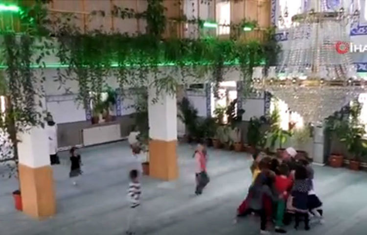 মসজিদে এ বনায়ন প্রকল্পটি ইমাম আহমদ আইদেমির অক্লান্ত পরিশ্রমে বাস্তবায়িত হয়। যা তিনি ১৯৯২ সালে শুরু করেন। এটি যে মসজিদ, তা বাহির কিংবা ভেতরে প্রবেশ করে প্রথম দেখায় তা বুঝতেই পারবে না।